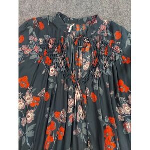 Free People Top Womens Small Blue Red Floral So‎ Fine Pebble Crepe Smocked Flowy